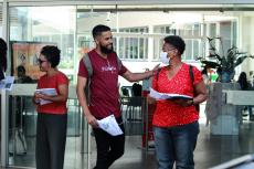 Ato de Panfletagem na entrada da Faculdade de Educao